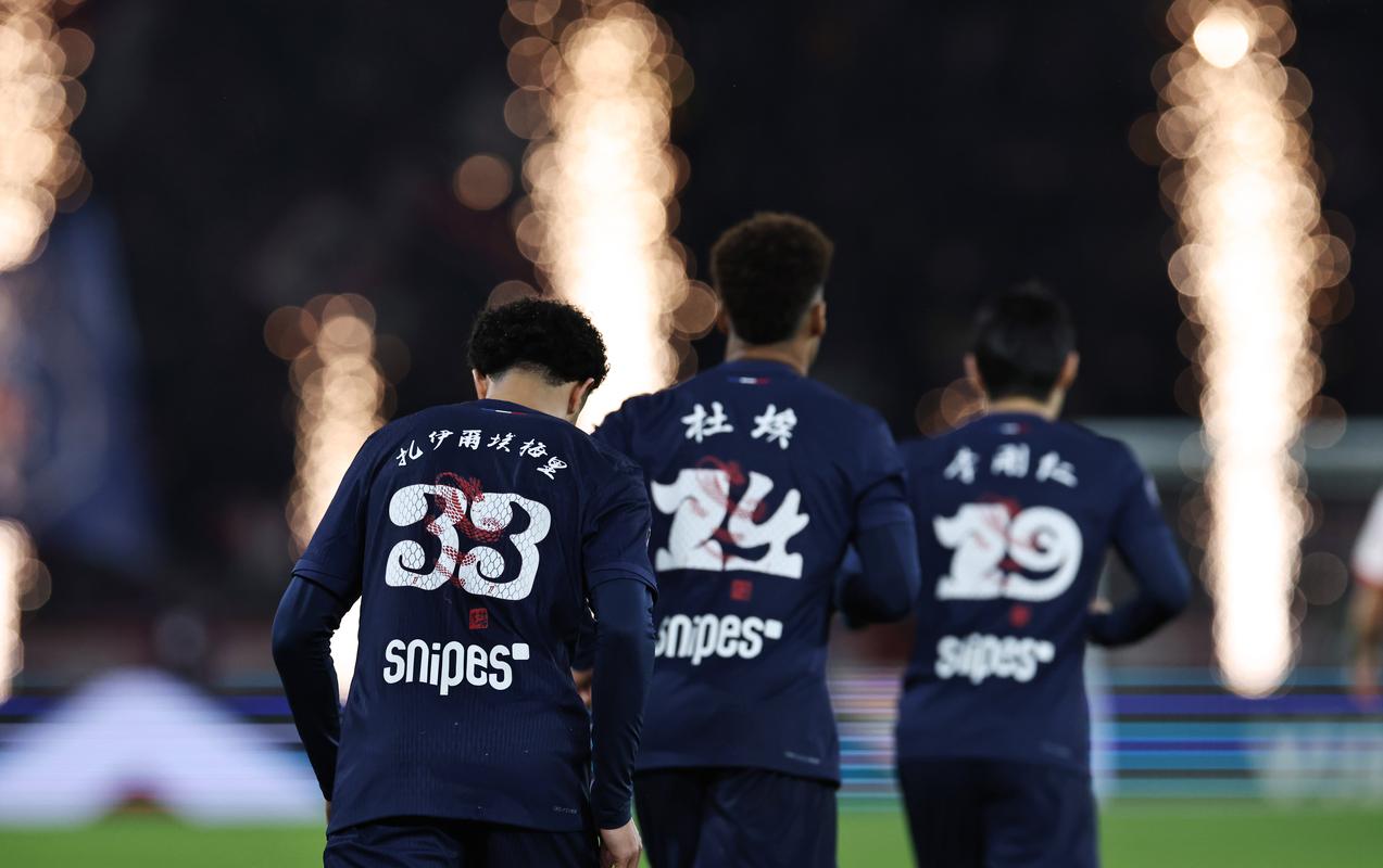 维尼修斯和阿森纳U16球员合影，2米法国门将抢镜（维尼修斯与阿森纳U16合照，2米法国门将成焦点）