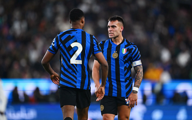 内马尔赛前牵着自己的女儿马维入场，之后还给女儿比心（赛前温情一幕：内马尔牵女儿马维入场并隔空比心）