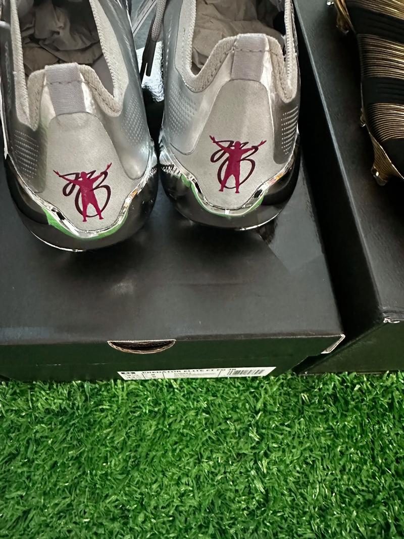 巴萨梅西自由球进球助球队领先（梅西任意球破门助巴萨领先）