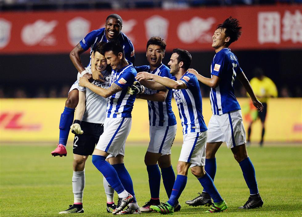 尤文全队和球迷一起出现在登机口，斯帕莱蒂和球迷们友好互动（尤文全队与球迷同现登机口，斯帕莱蒂现场亲切互动）