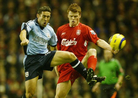 皇马：“嘿，你的益达。”利物浦：“不，是你的益达。”（皇马：“给，你的益达。”利物浦：“不对，还是你的。”）