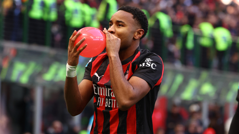 国安全队抵达北京，大兴机场内围满前来接机的国安球迷（国安全队回京，大兴机场挤满前来接机的国安球迷）